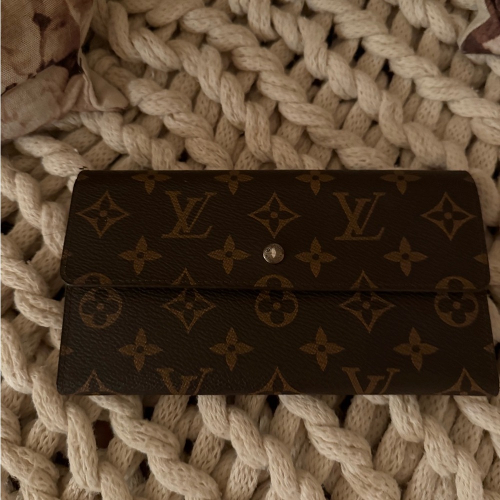 LV logo wallet